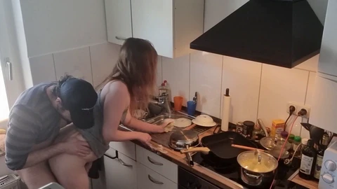 La belle-soeur adolescente se fait baiser dans la cuisine en étant seule à la maison