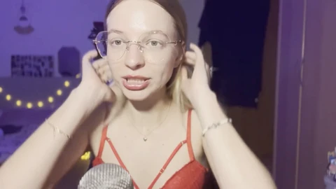 La déesse blonde Bella Rae encourage l'exploration bisexuelle et homosexuelle