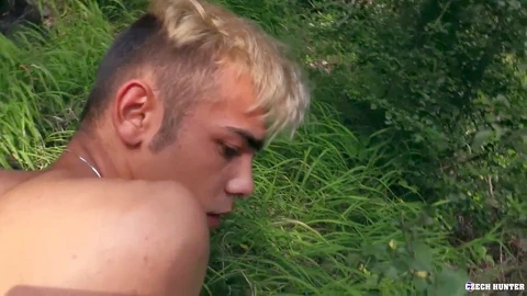 Un gars aux cheveux teints se fait baiser à l'extérieur lors d'une aventure anale sauvage