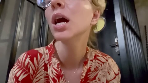 Premier jour au service de la déesse blonde platine Bella Rae dans un jeu de rôle ASMR de femdom autoritaire