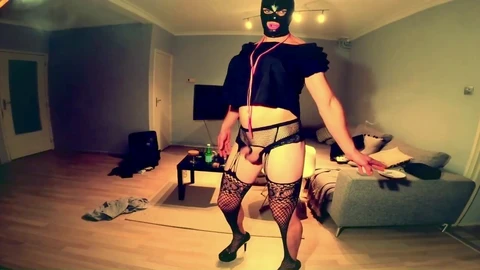 Principessa transgender in spandex seducente e appassionata di fumare