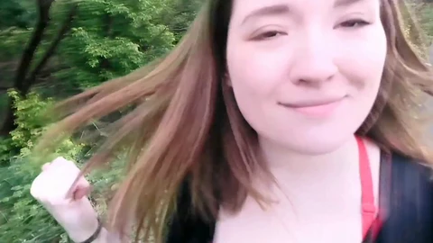 Une touriste babe a son premier rendez-vous en plein air avec un gars qu'elle vient de rencontrer