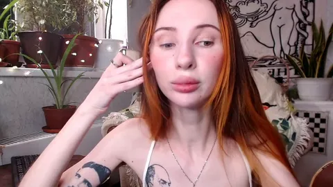 Das einzigartige alt Mädchen Hairy_barbie umarmt ihren natürlichen Look während sie raucht.