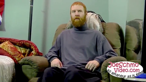 Un amateur aux cheveux châtains clairs reçoit une fellation