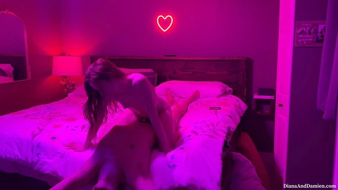 Un vrai couple profite de ses moments intimes au lit avec un peu d'action ludique.